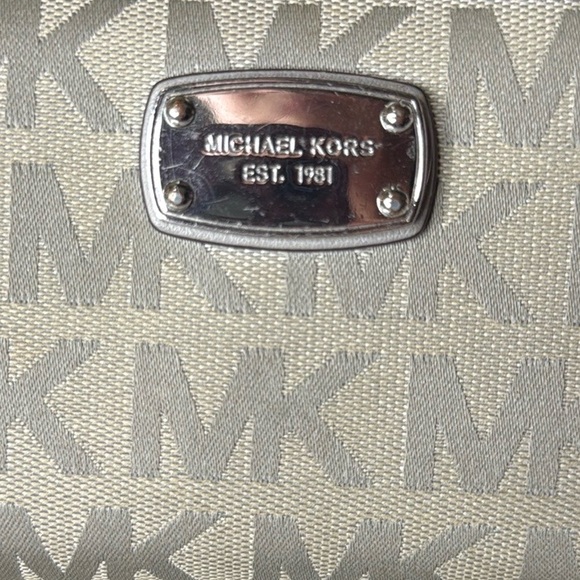 Michael Kors Jet Set Travel Continental Light Grey Logo Wristlet - Picture 2 of 12